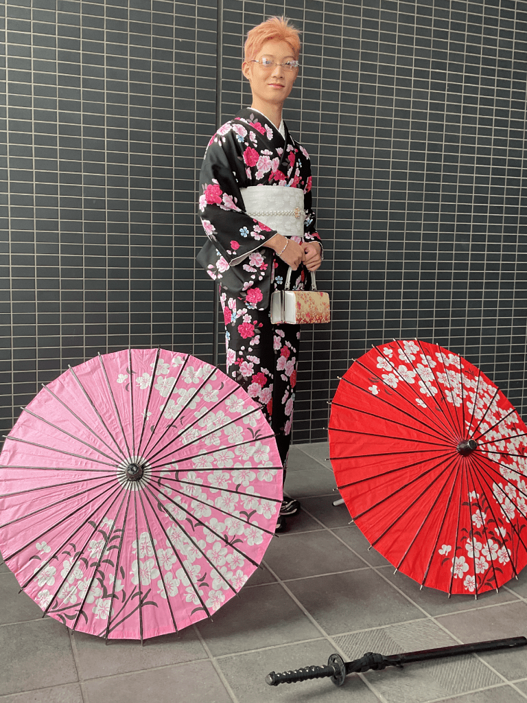 京都で赤とピンクの花柄の着物をカッコよく着こなすお客様