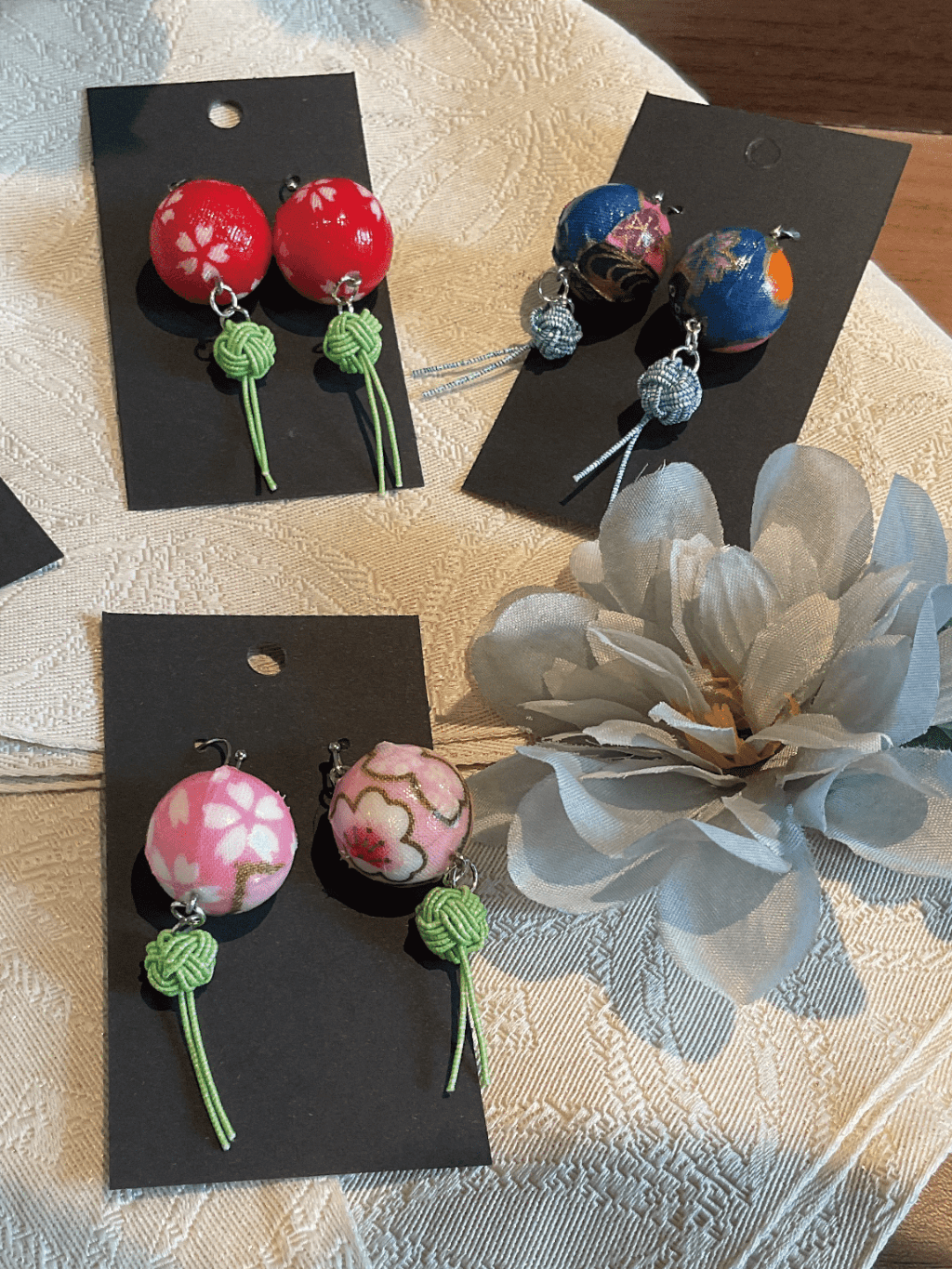 鞠型のピアス。京都の着物レンタル店ならではのお土産