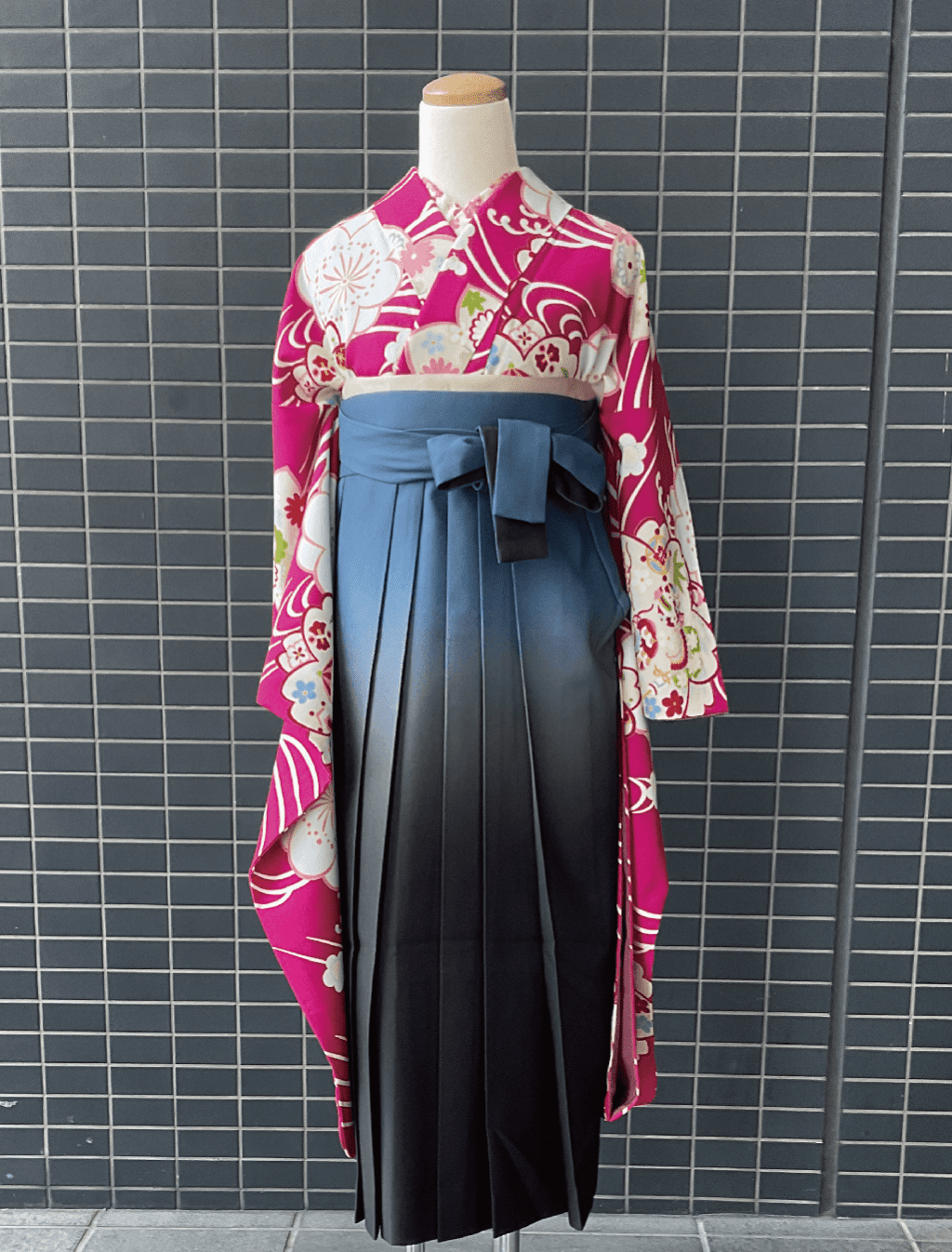 ピンクの振袖と青の袴。京都駅近くで振袖レンタル可能