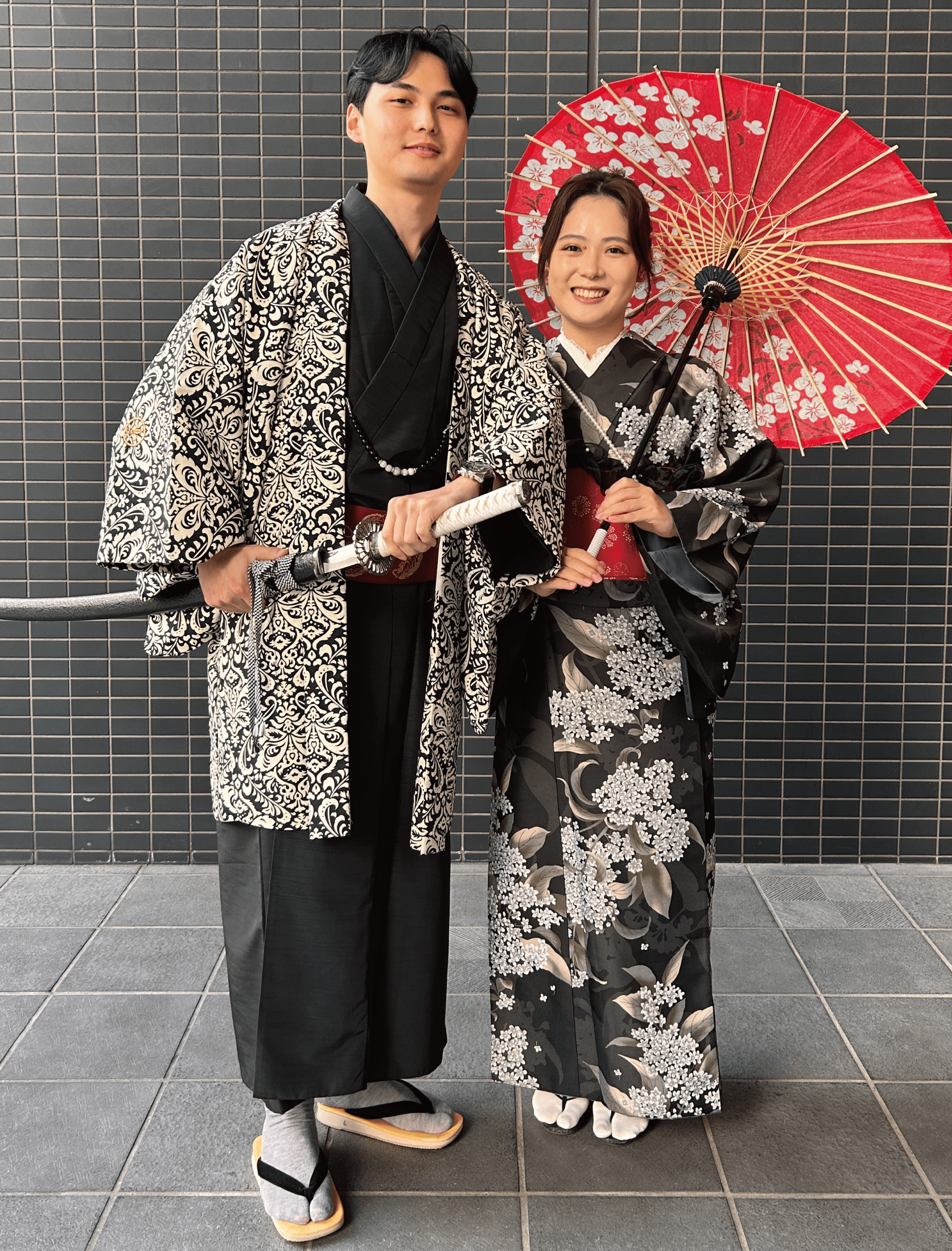 着物レンタルされた2名のカップル。モノトーン系でお揃い風にした着物姿
