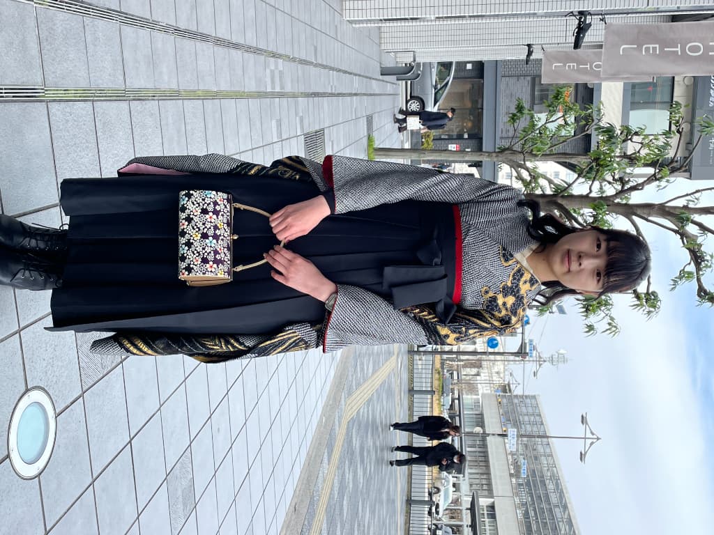 卒業式用の袴をレンタルされた女性。京都駅周辺での袴レンタルは都・雅へ